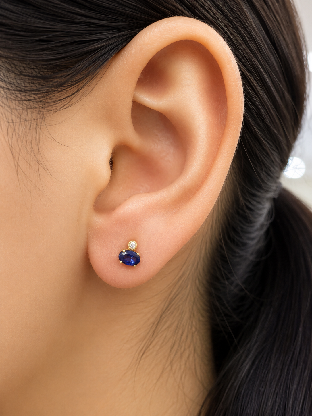 Arete oval de zafiro con un mini diamante en oro 14k