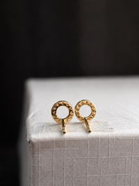 Arete de silueta con diamantes naturales en oro 14k