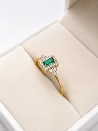 Anillo de esmeralda con diamantes naturales en oro 14k