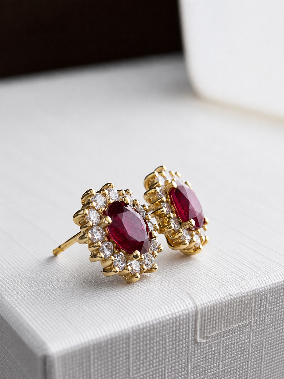 Arete de rubí con halo de diamantes en oro 14k