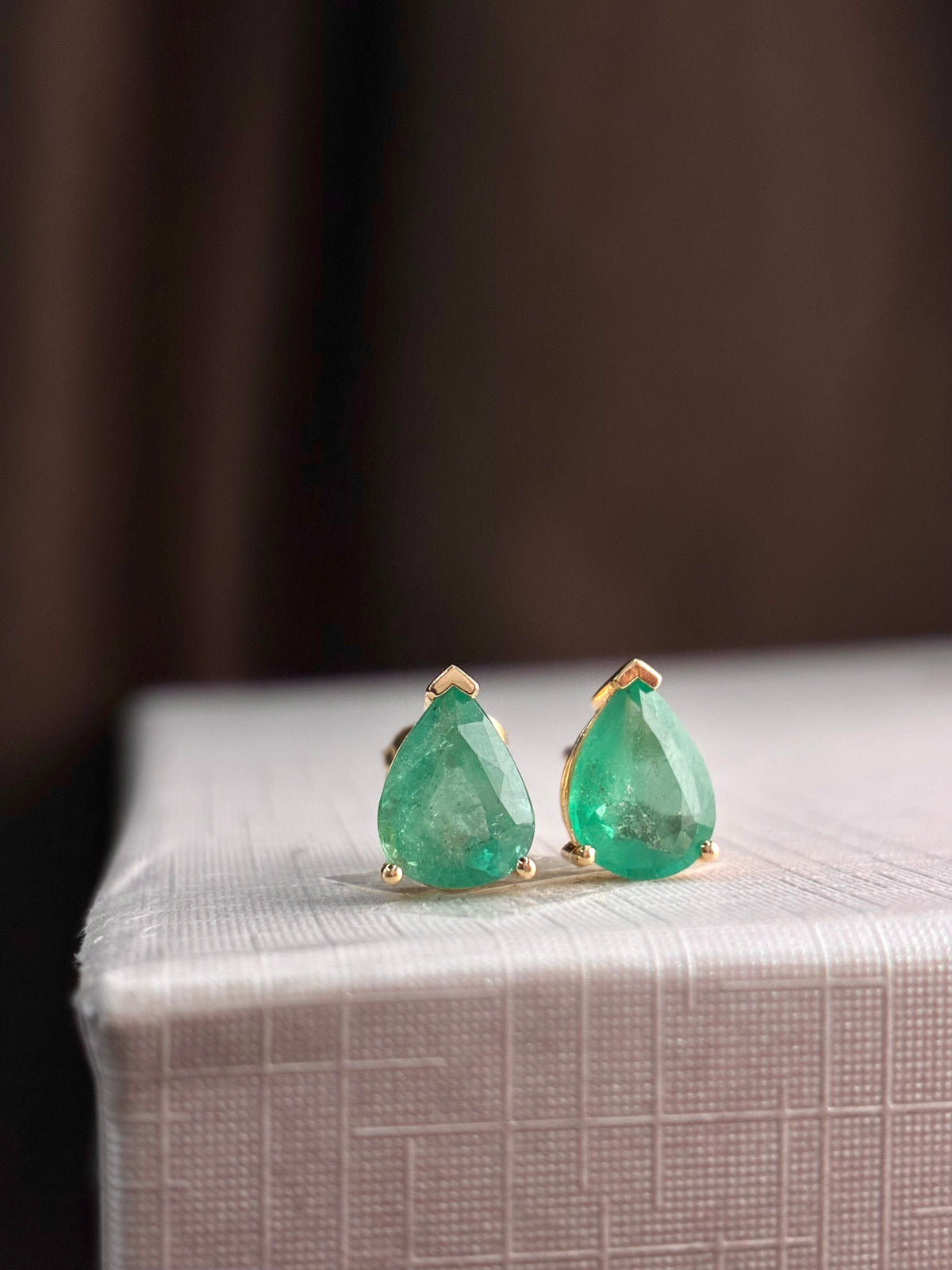 Arete gota de esmeralda en oro 14k