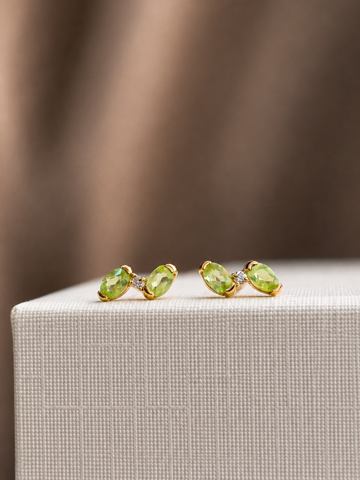 Arete moño de peridoto con un mini diamante en oro 14k