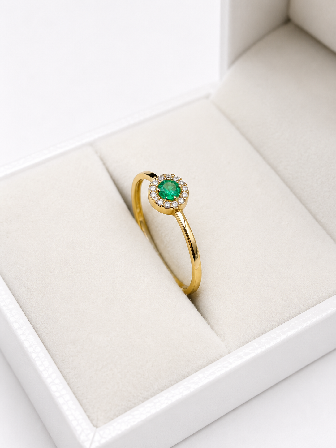 Anillo de mini esmeralda con halo de diamantes naturales en oro 14k