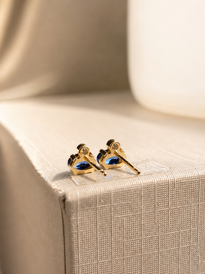Arete oval de zafiro con un mini diamante en oro 14k
