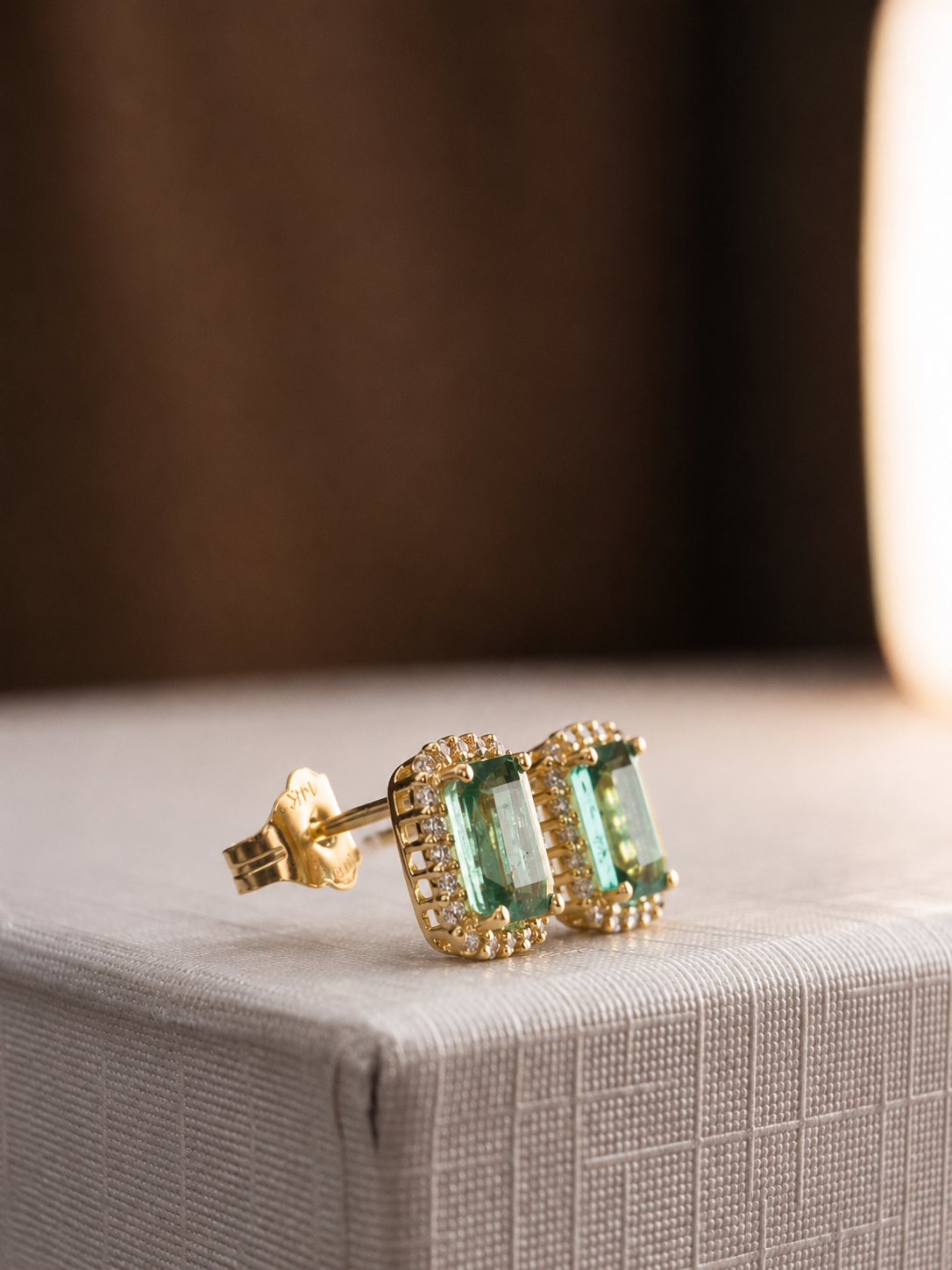 Aretes de esmeralda con halo de diamantes en oro 14k