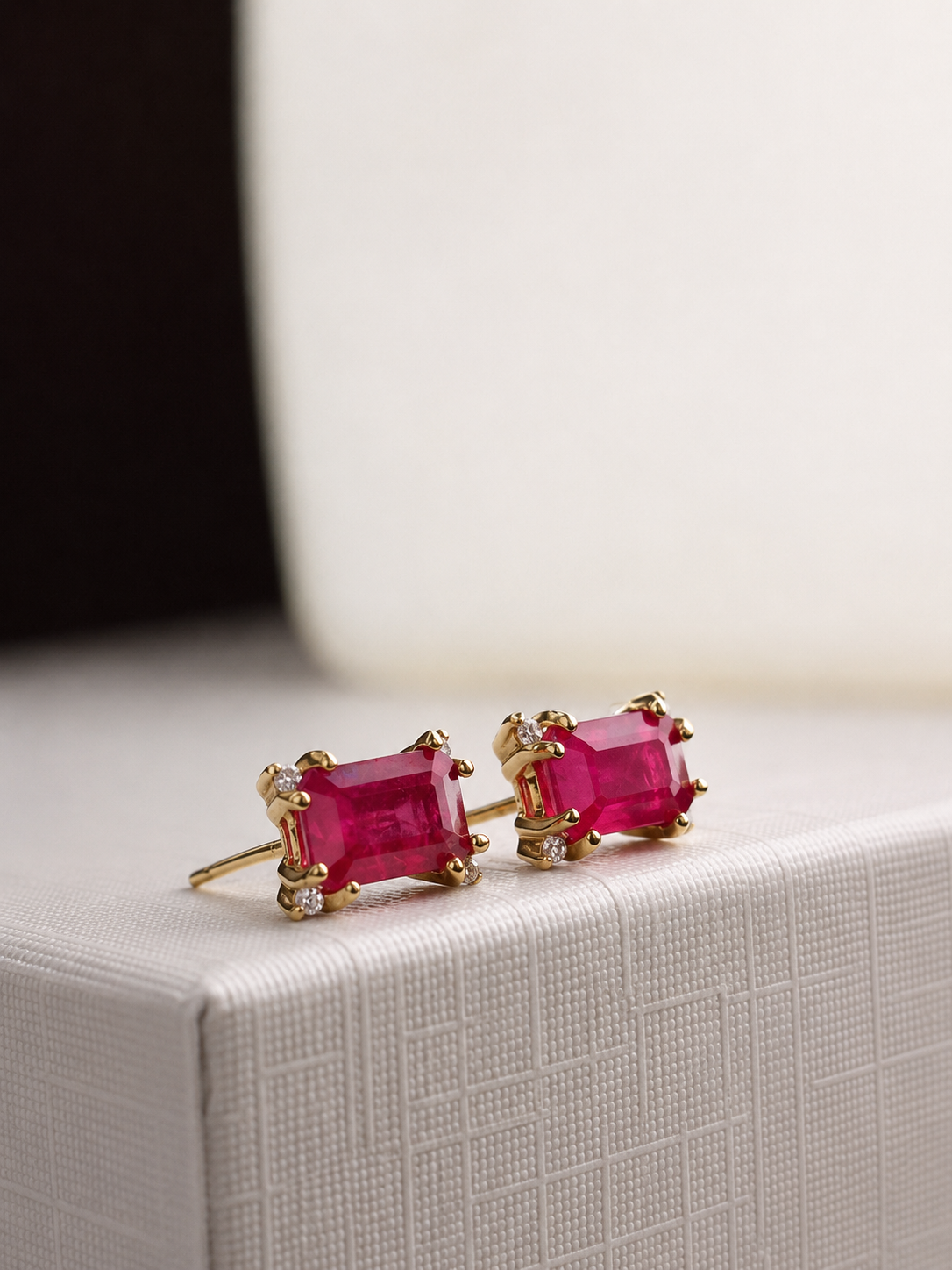 Arete rectangular de rubí con 4 mini diamantes en oro 14k