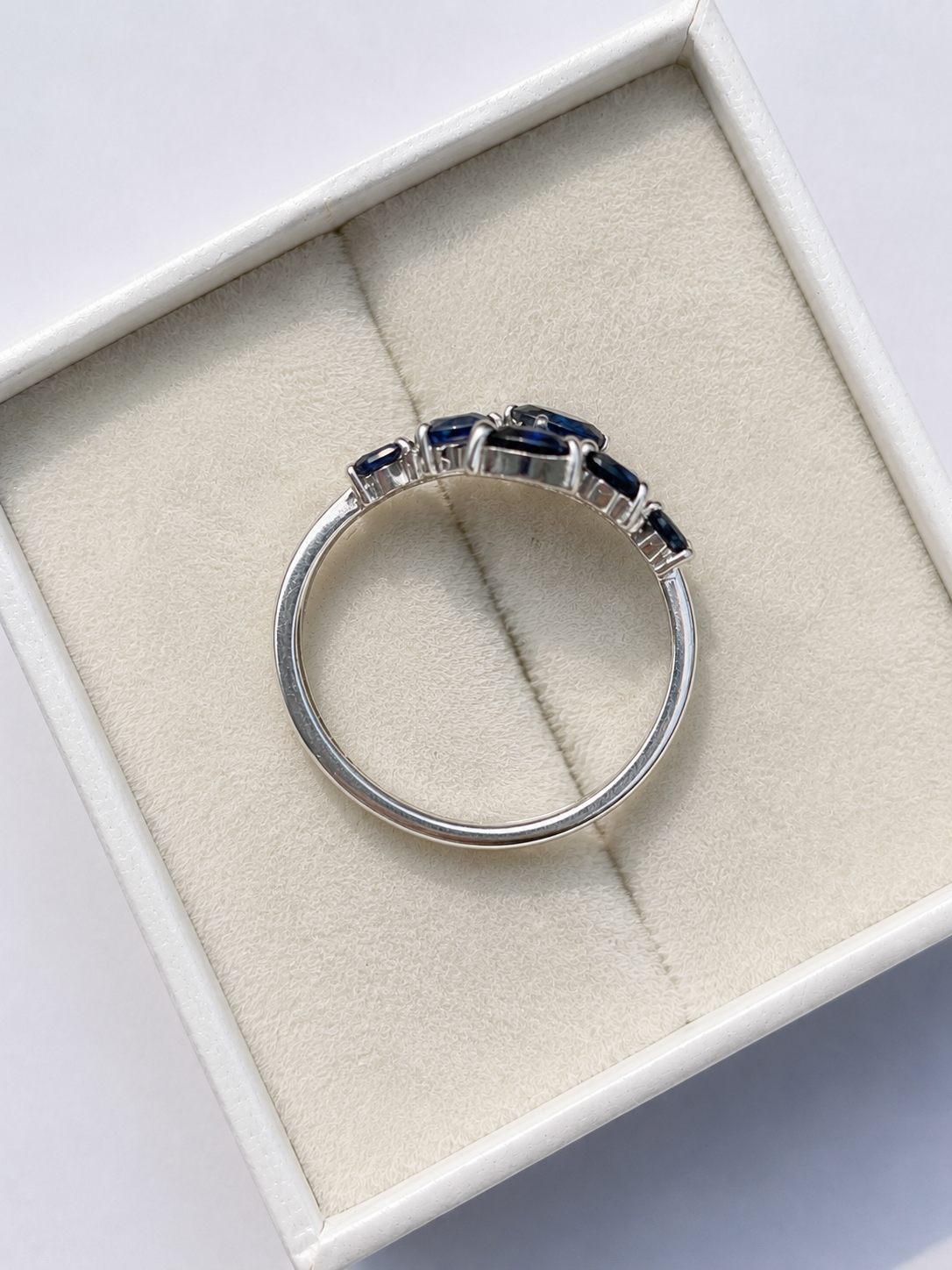 Anillo de zafiro gotas en oro blanco 14k