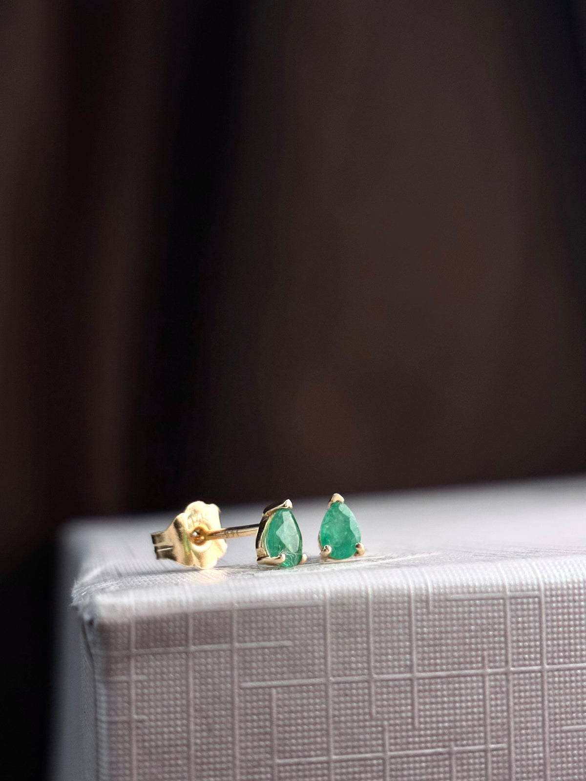 Arete de mini Gota esmeralda en oro 14k