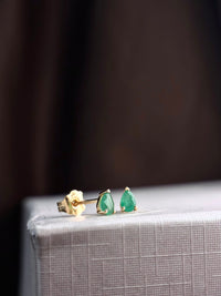 Arete de mini Gota esmeralda en oro 14k