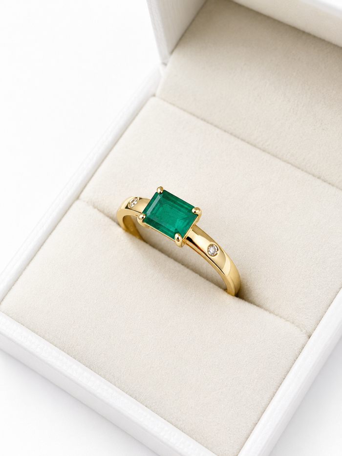 Anillo de esmeralda con 2 mini diamantes en oro 14k