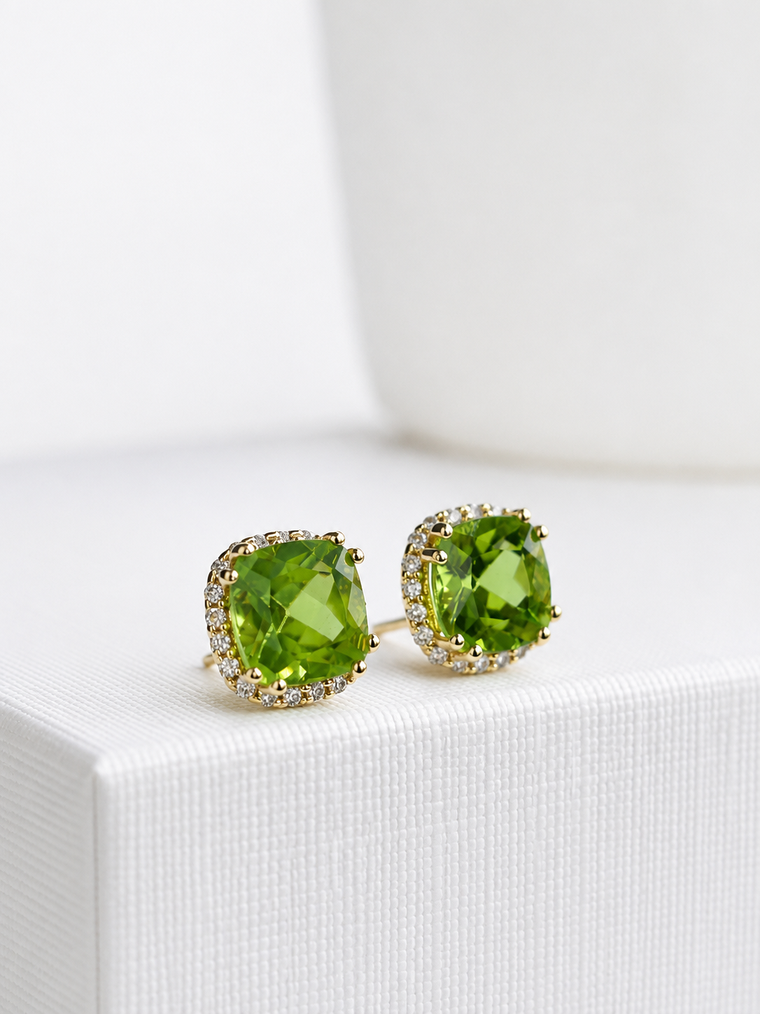 Arete de peridoto con halo de diamantes en oro 14k