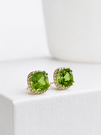 Arete de peridoto con halo de diamantes en oro 14k