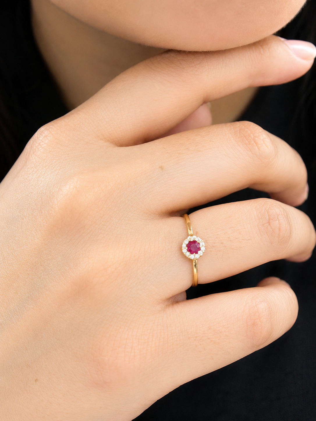 Anillo mini rubi con halo diamantes en oro 14k