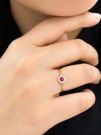 Anillo mini rubi con halo diamantes en oro 14k