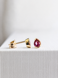Arete mini gota Turmalina Rosa medio biselado en oro 14k