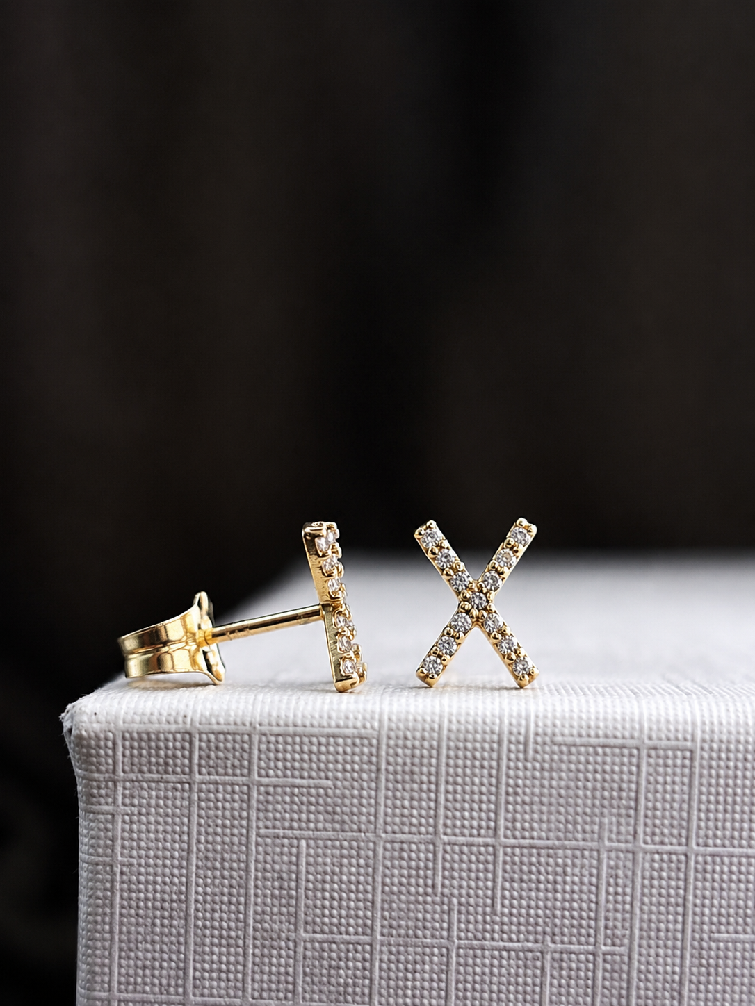 Aretes X con diamantes naturales en oro 14k
