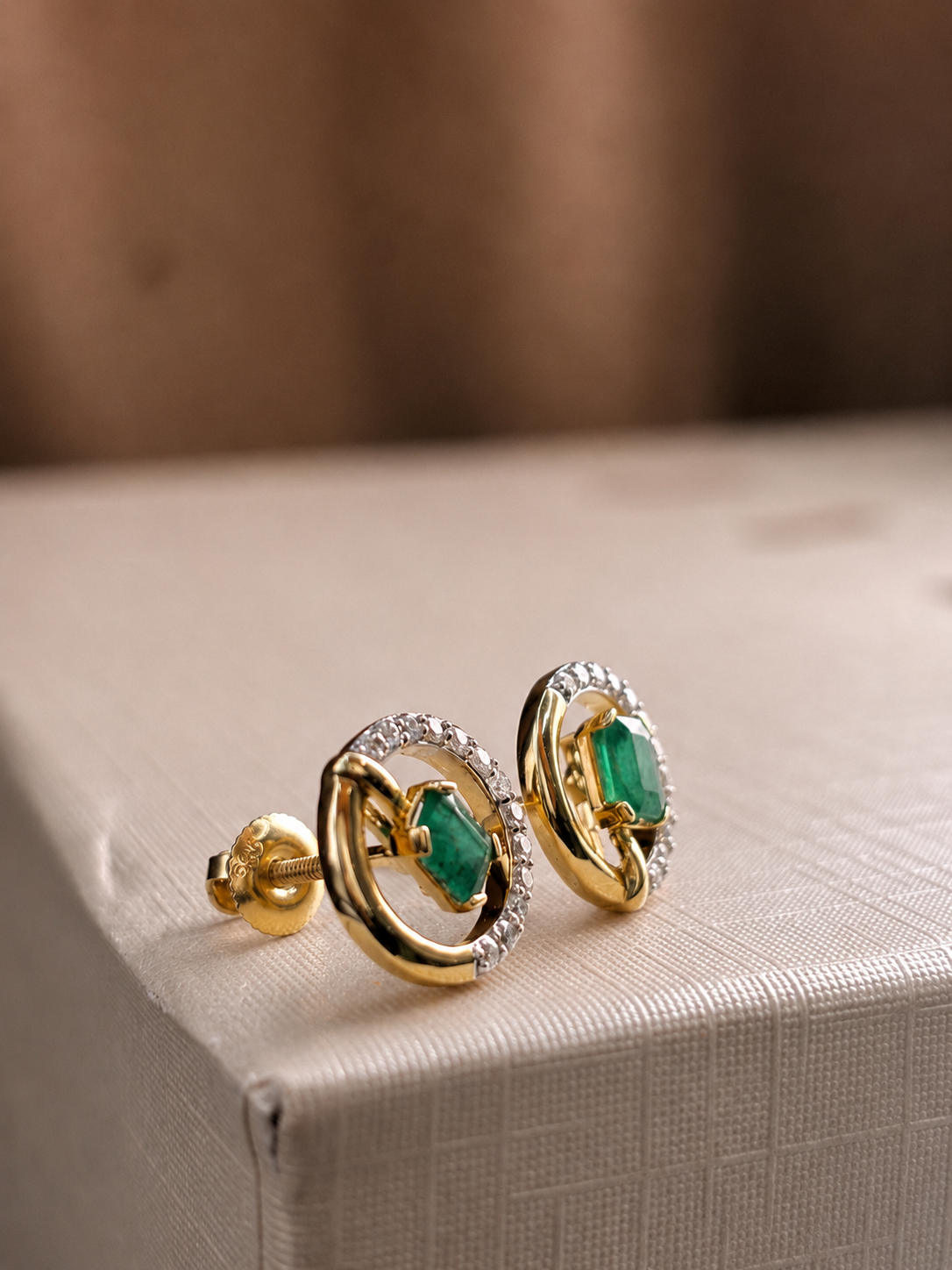 Arete mini esmeralda con diamantes naturales en oro 14k