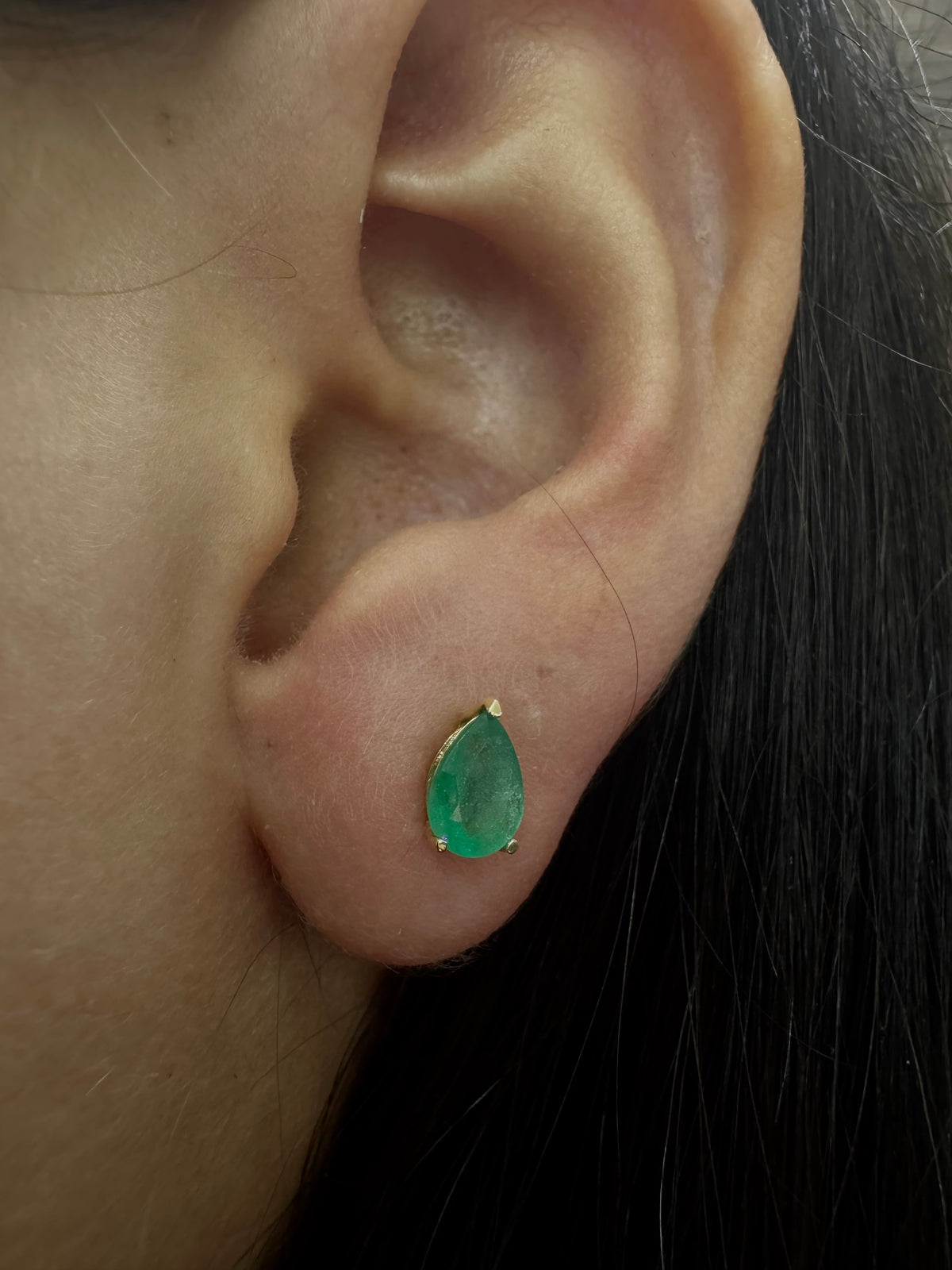 Arete gota en esmeralda