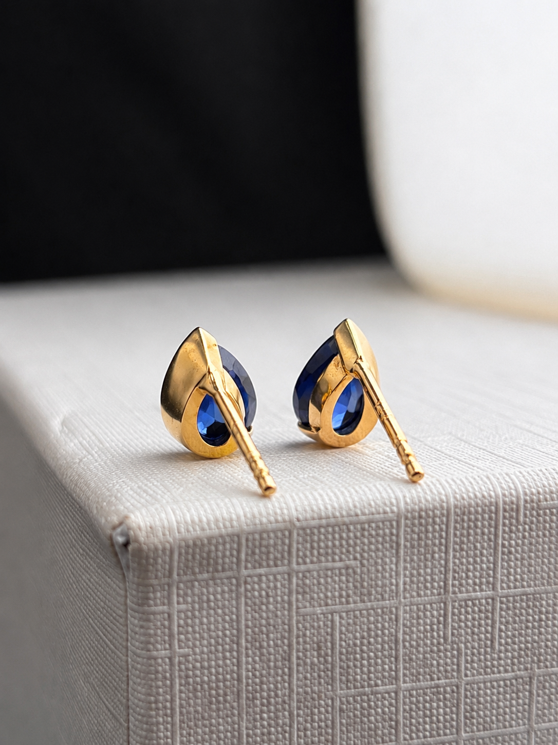 Arete gota de zafiro medio biselada en oro 14k