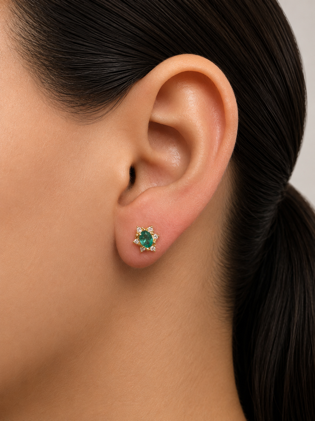 Arete de esmeralda y diamantes en oro 14k
