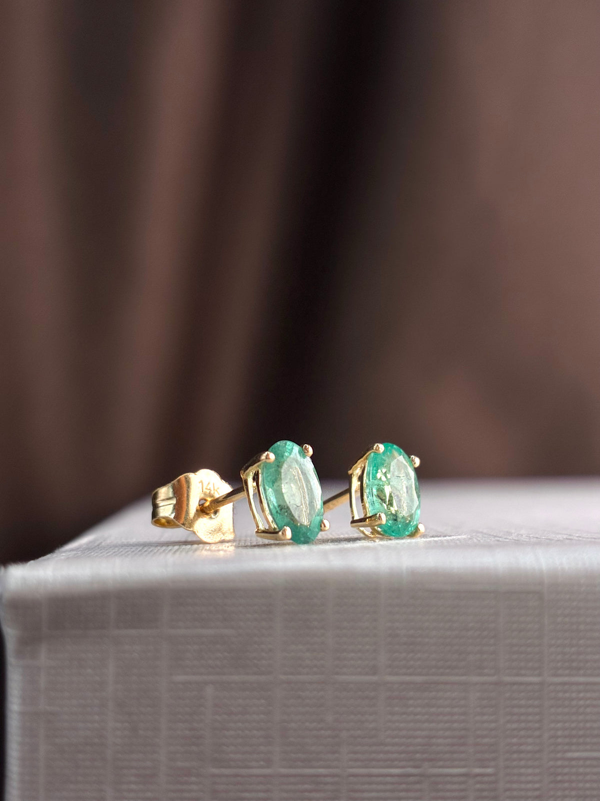 Arete oval de esmeralda en oro 14k