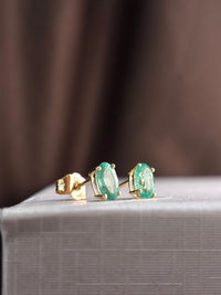 Arete oval de esmeralda en oro 14k