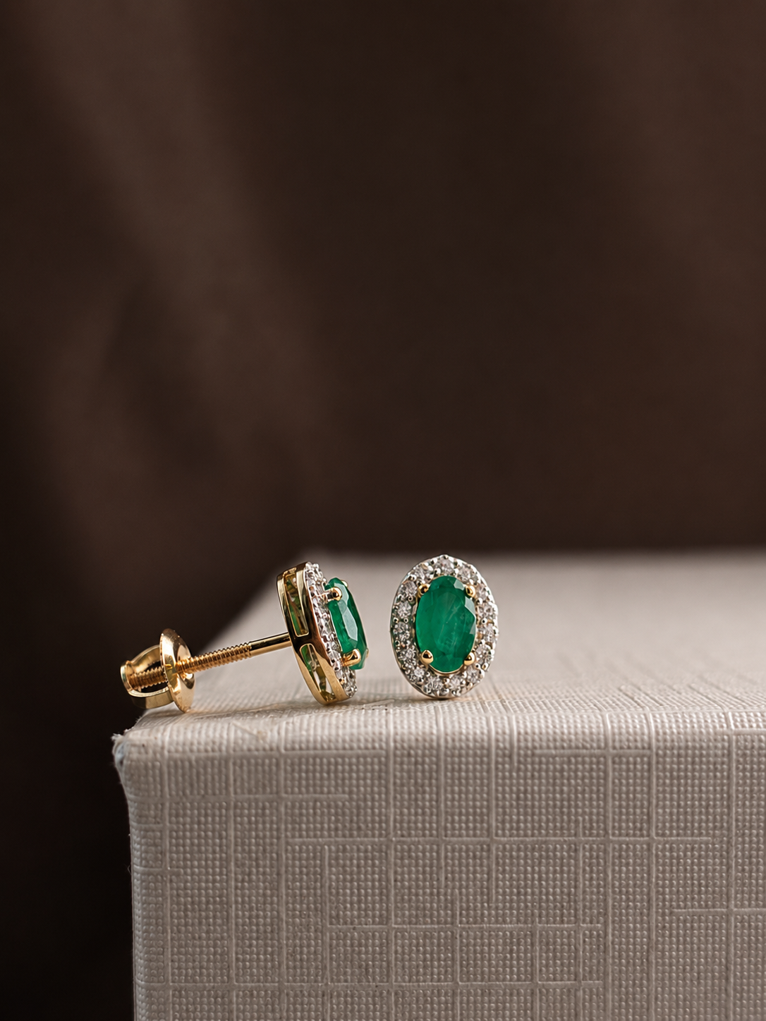 Arete oval de esmeralda con halo de diamantes en oro 14k