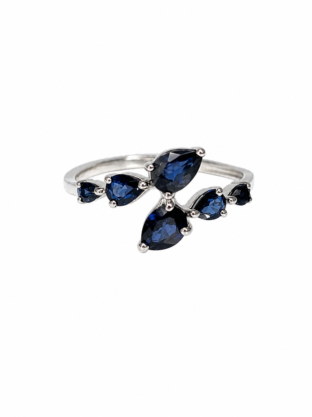 Anillo de zafiro gotas en oro blanco 14k