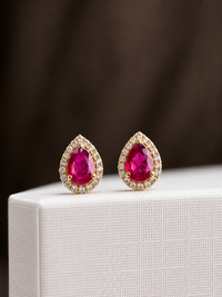 Arete gota de rubí con halo diamantes en oro 14k