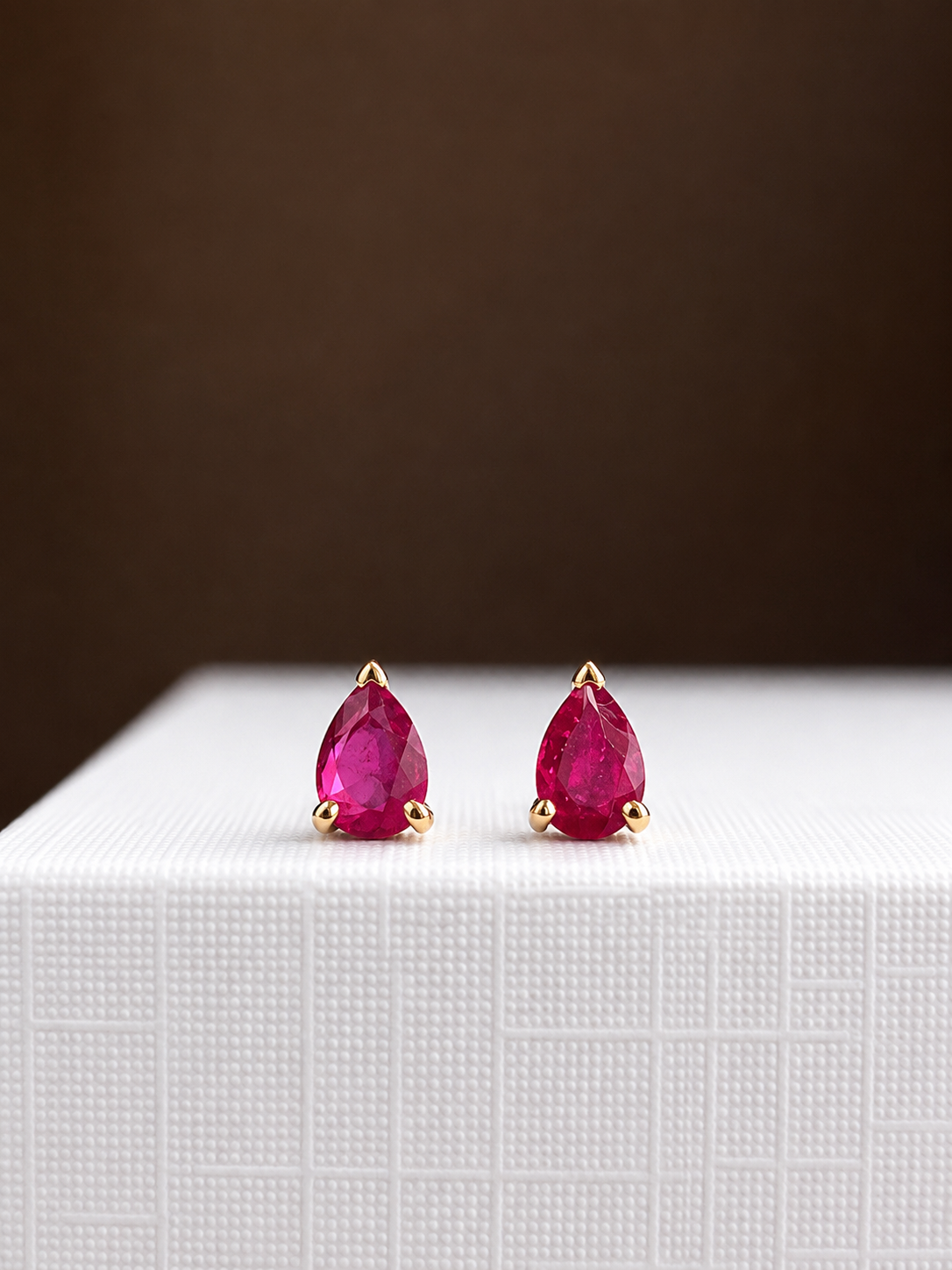 Arete mini gota de rubí en oro 14k