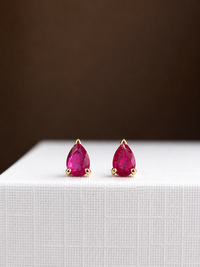Arete mini gota de rubí en oro 14k