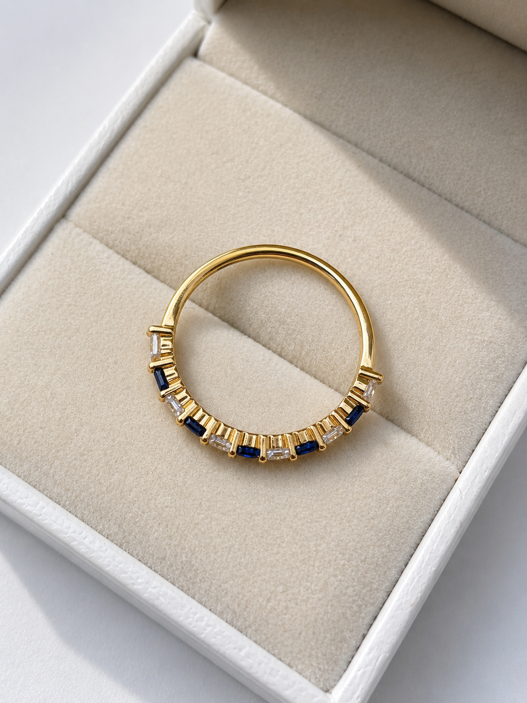Anillo de zafiro con diamantes naturales en oro 14k