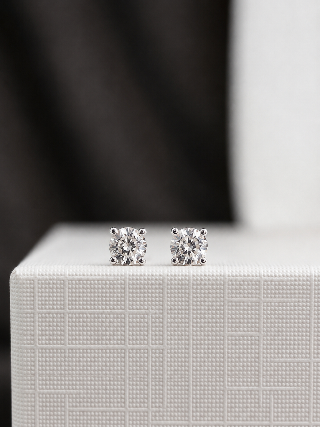 Aretes mini diamante natural en oro blanco 14k