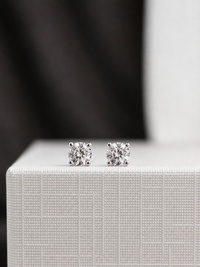 Aretes mini diamante natural en oro blanco 14k