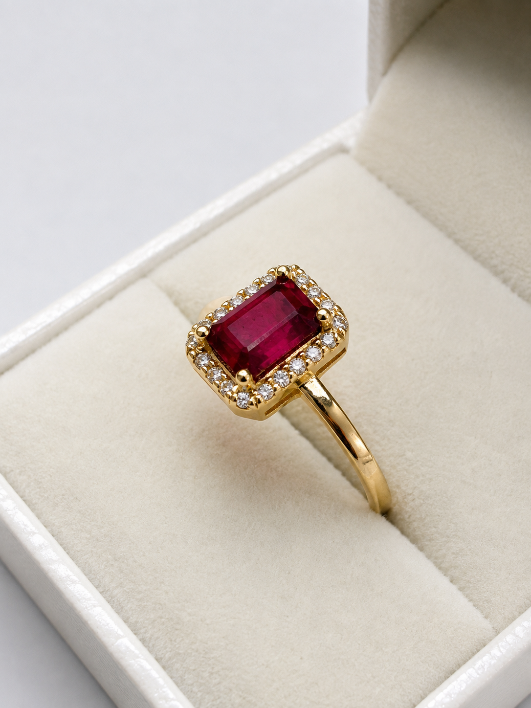 Anillo de rubi con halo de diamante en oro 14k