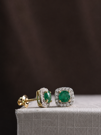 Aretes de esmeralda con halo de diamantes en oro 14k
