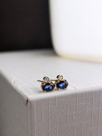 Arete oval de zafiro con un mini diamante en oro 14k