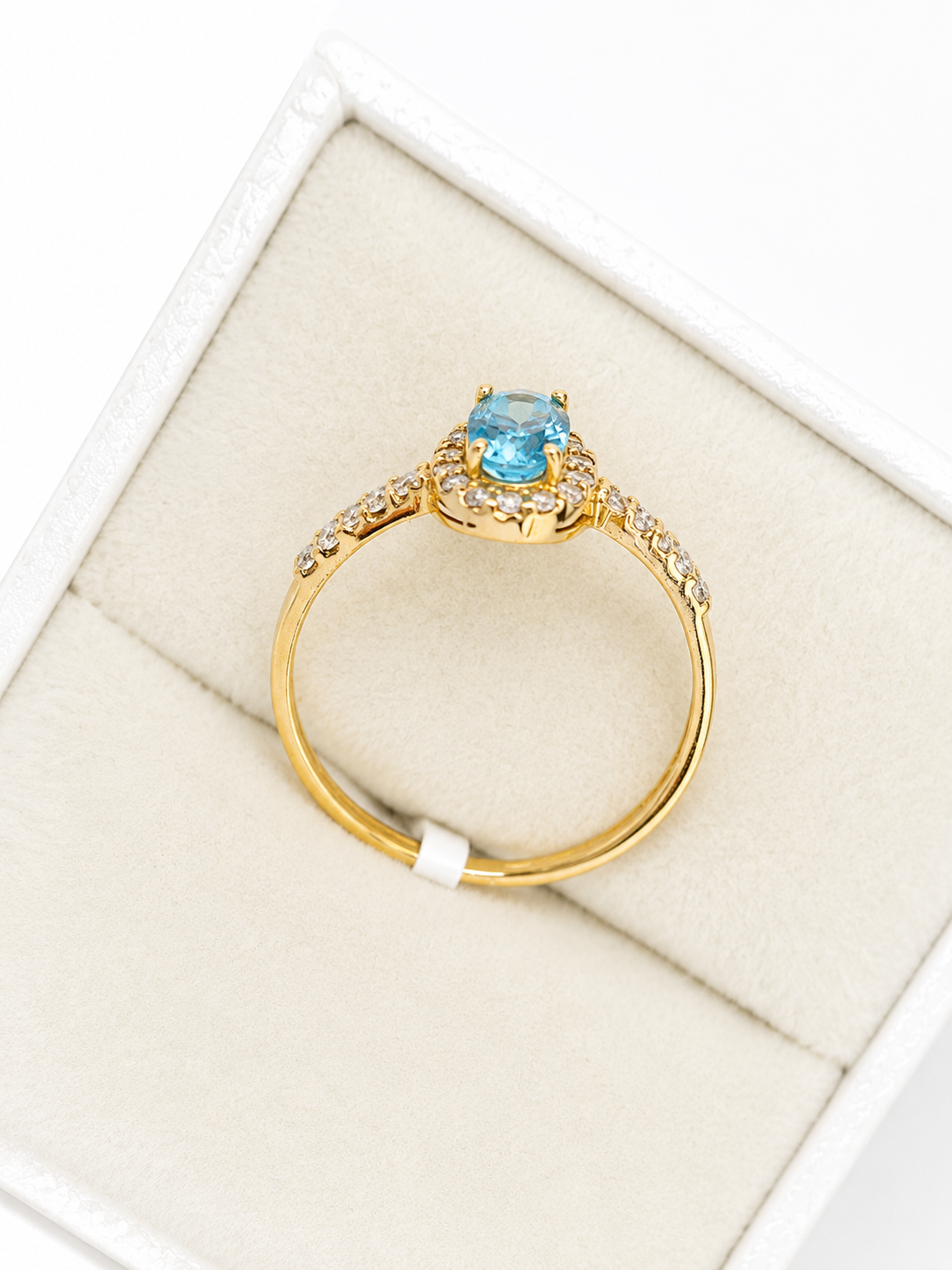 Anillo oval aguamarina con halo de diamantes en oro 14k