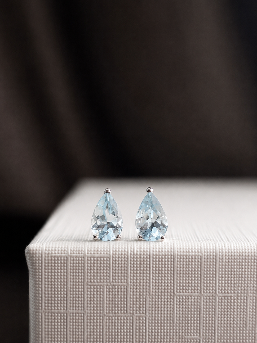 Aretes gota de aguamarina en oro blanco 14k