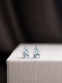 Aretes gota de aguamarina en oro blanco 14k