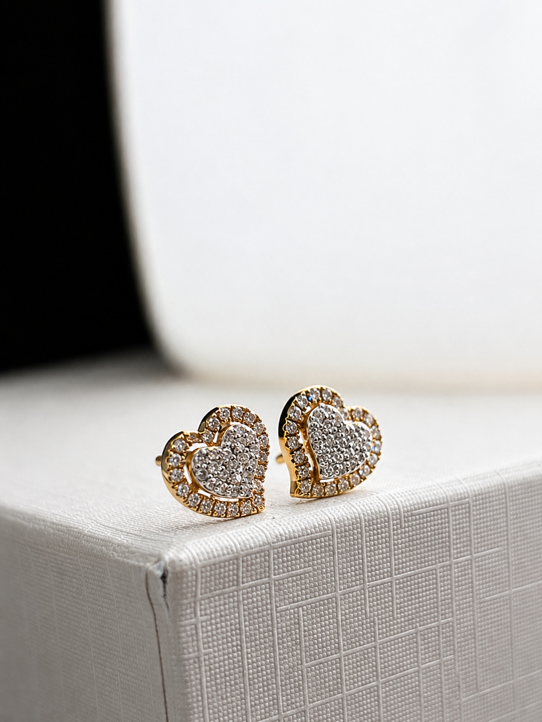Arete de corazón con diamantes naturales en oro 10k