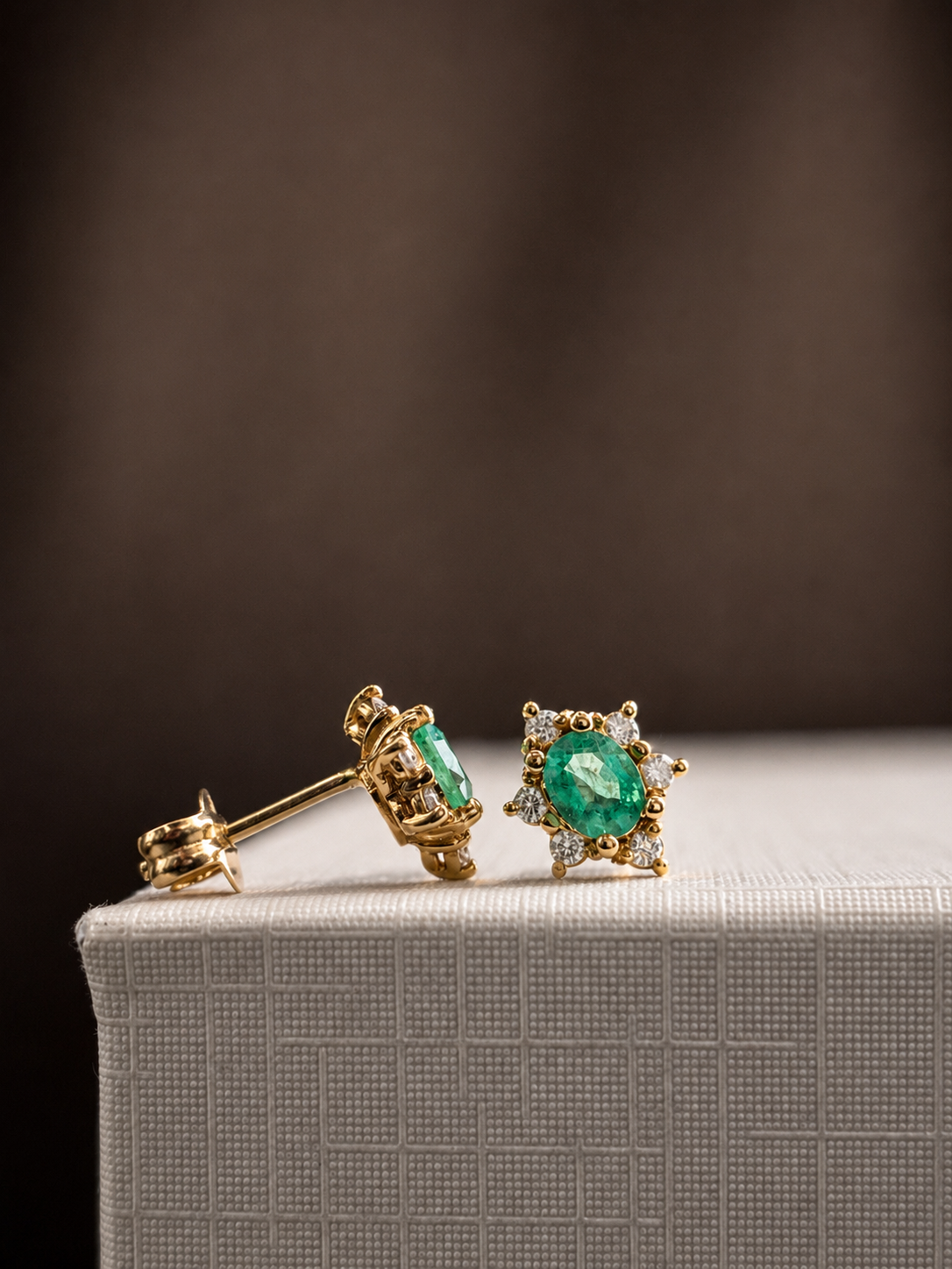 Arete de esmeralda y diamantes en oro 14k