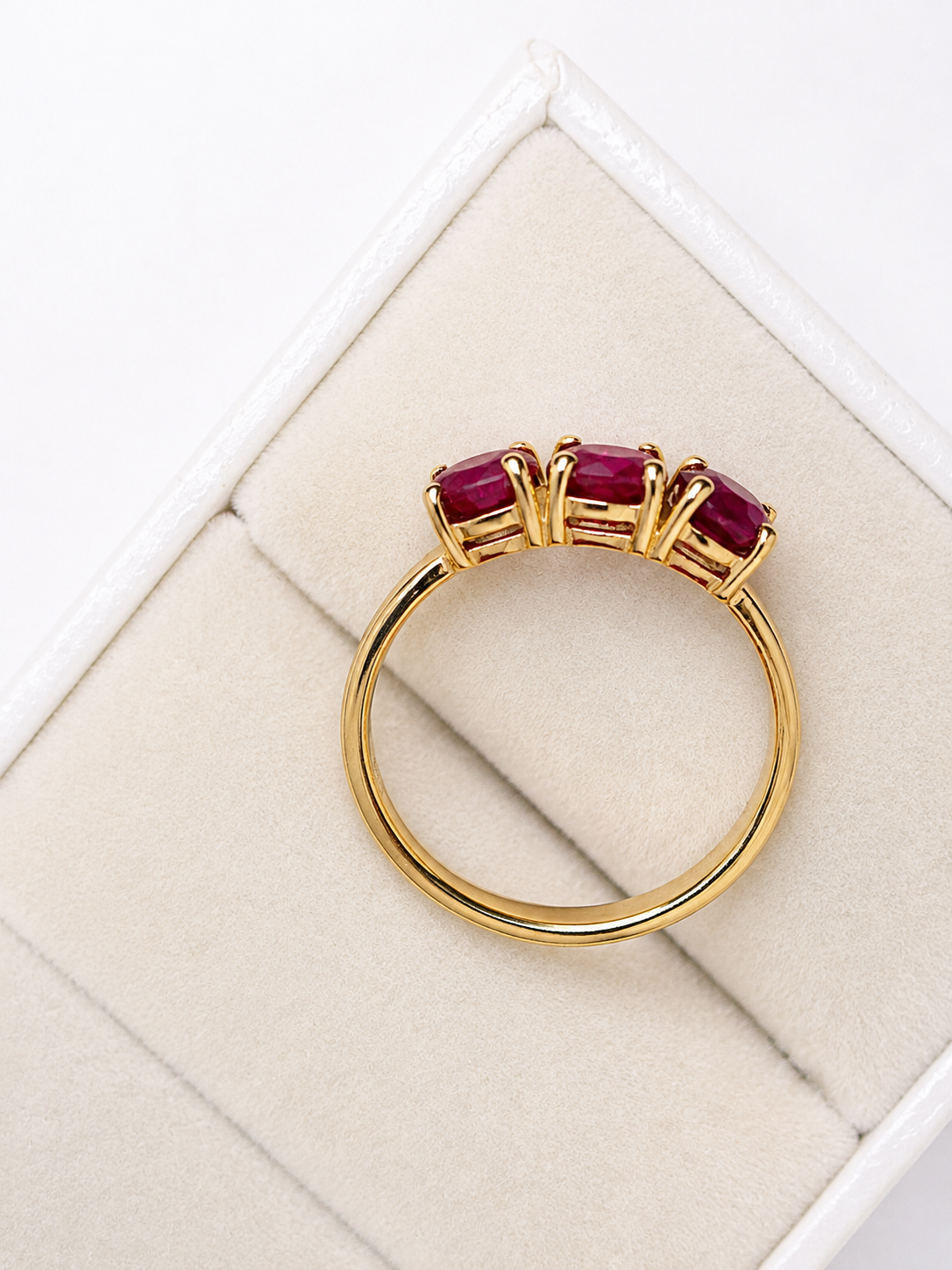 Anillo de 3 rubi natural en oro 14k