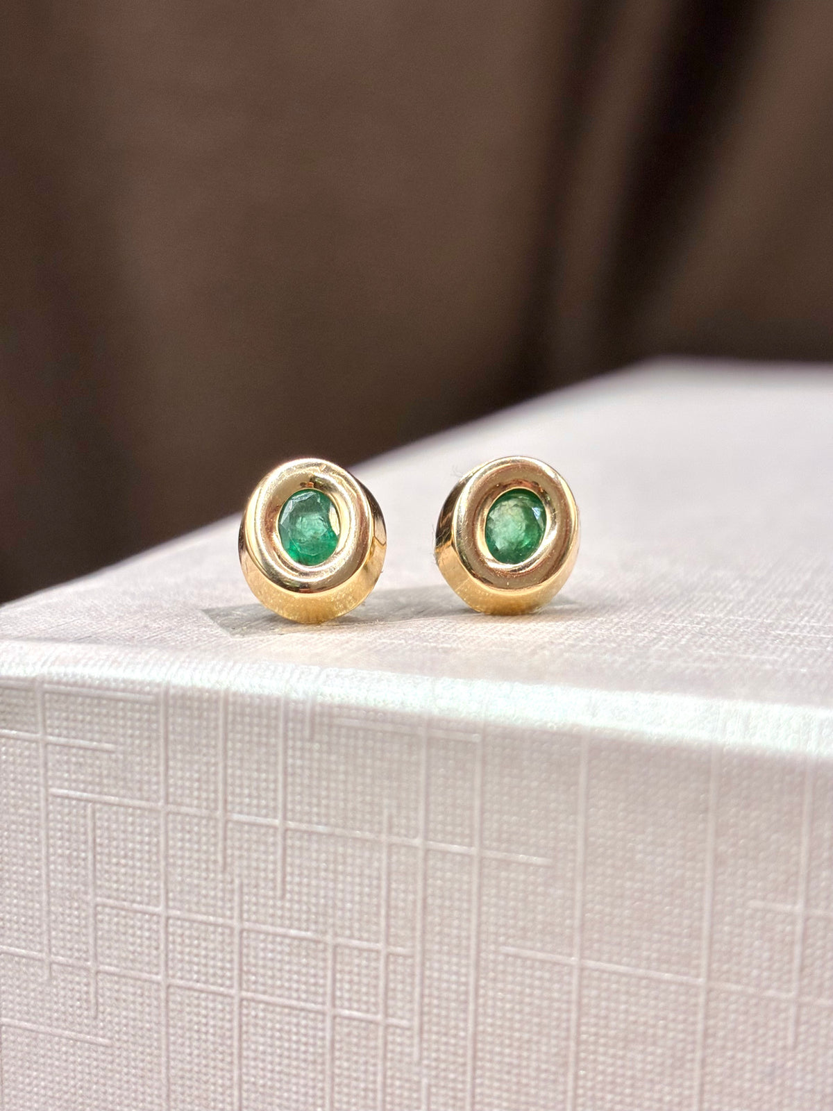 Arete biselado de esmeralda en oro 14k