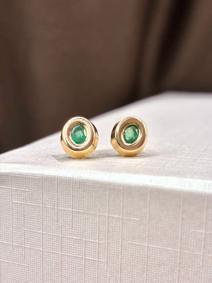 Arete biselado de esmeralda en oro 14k