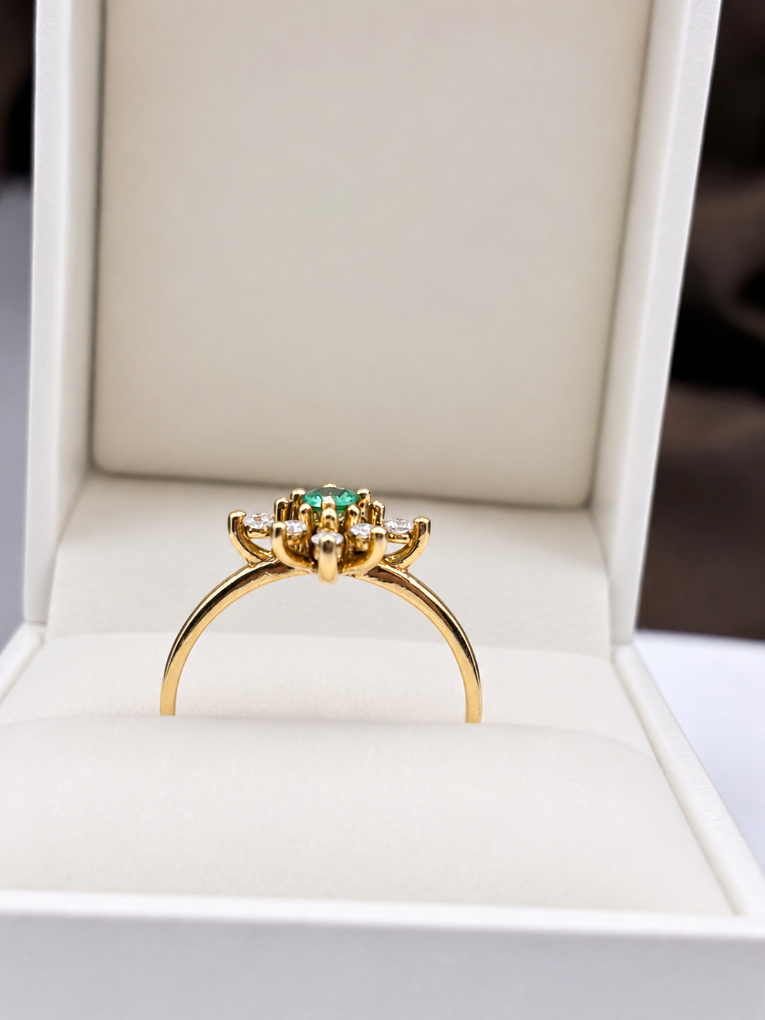 Anillo de esmeralda con diamantes naturales en oro 14k
