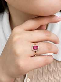 Anillo de rubi con halo de diamante en oro 14k