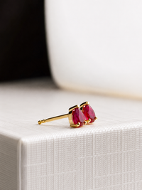 Arete mini gota de rubí en oro 14k
