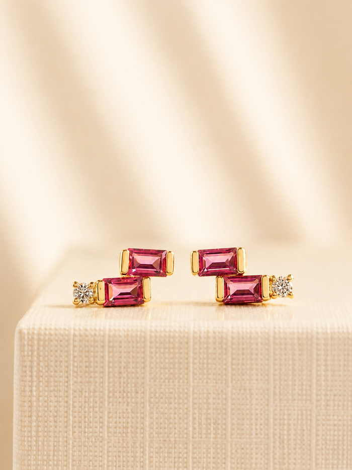 Arete Turmalina Rosa con un mini diamante en oro 14k
