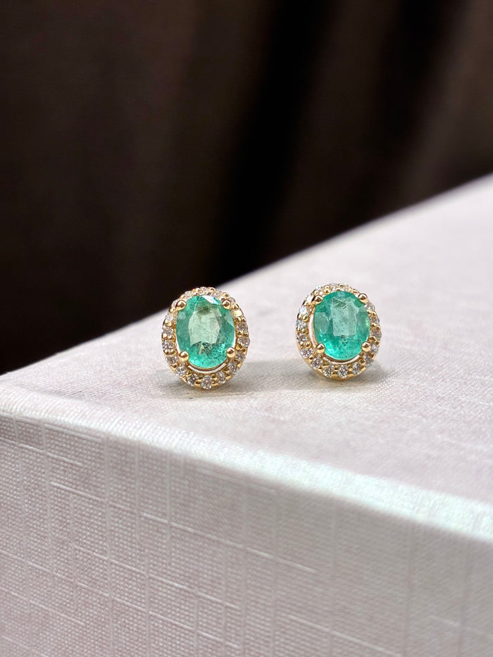 Arete de esmeralda con halo de diamantes oro 14k